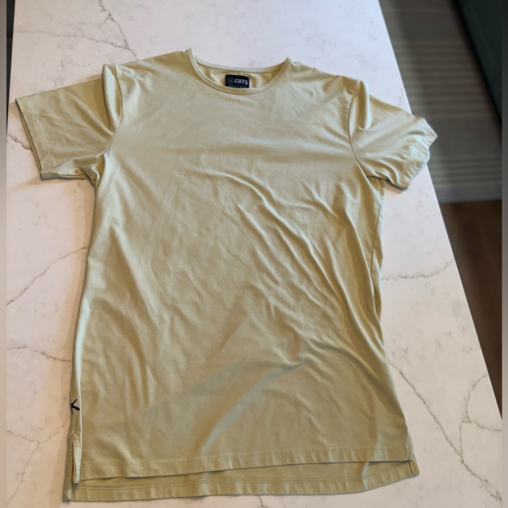 Perfect condition M light yellow men’s AO split hem CUTS t shirt